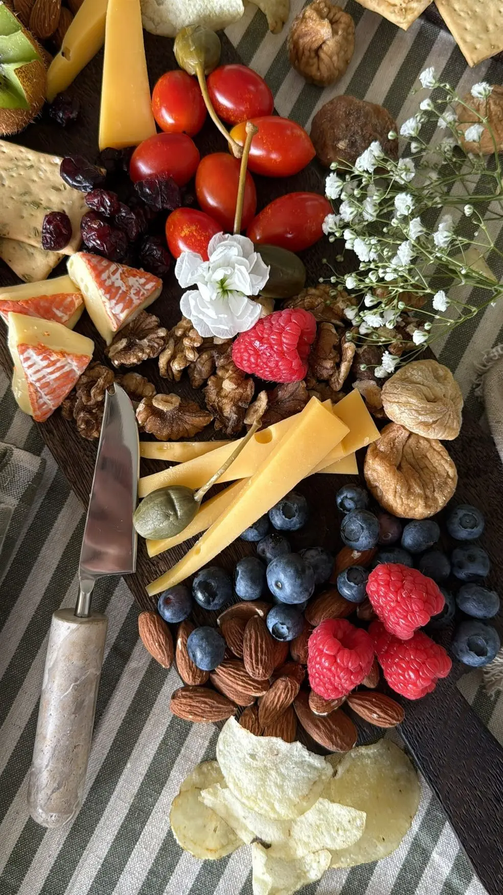 Deska serów i wędlin – grazing catering Kraków