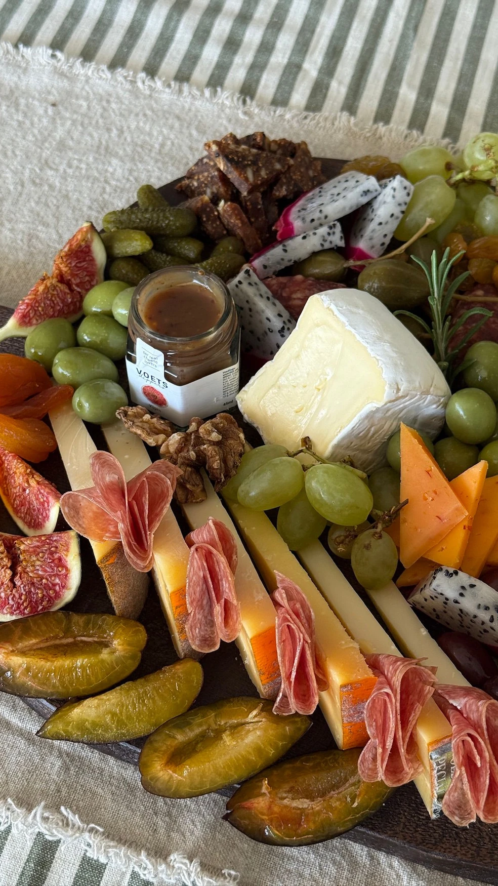 Deska serów i wędlin – grazing catering Kraków