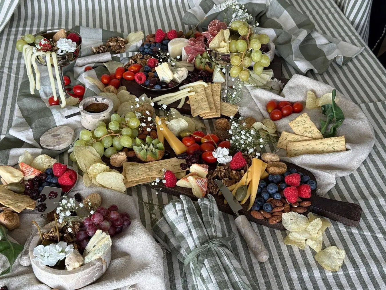 Cheese box – kompozycja serów i przekąsek
